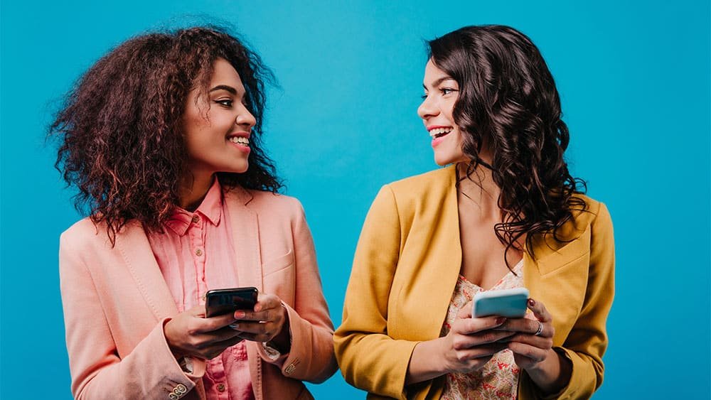 Mulheres interagindo socialmente