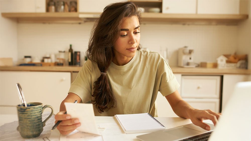 Mulher empreendedora fazendo sua contabilidade