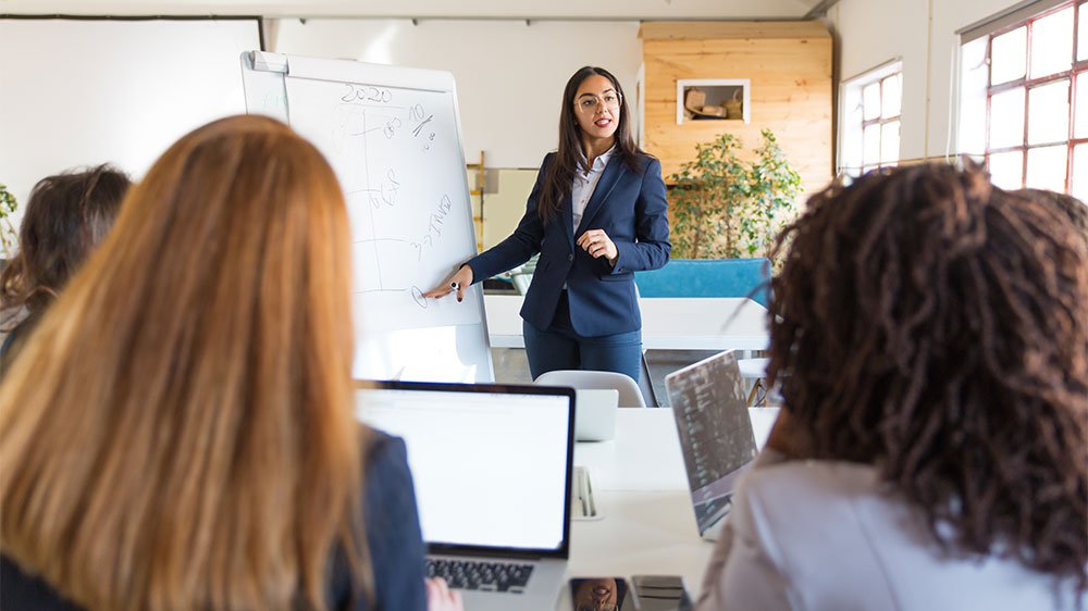 Mulher dando Cursos de Qualificação Profissional