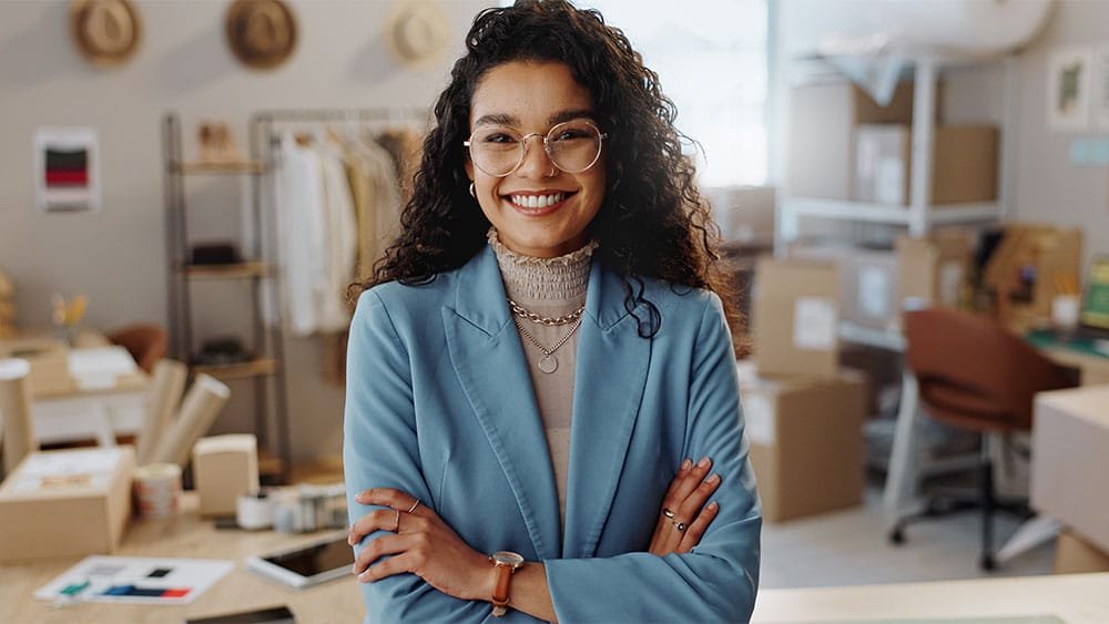 Mulher empreendedora com pequeno ateliê