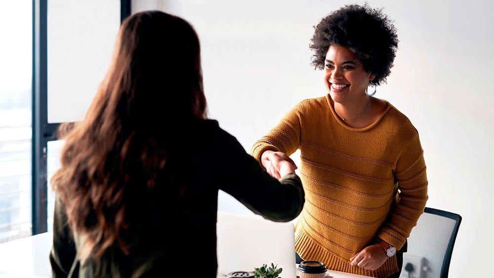 Mulher empreendedora cumprimentando cliente