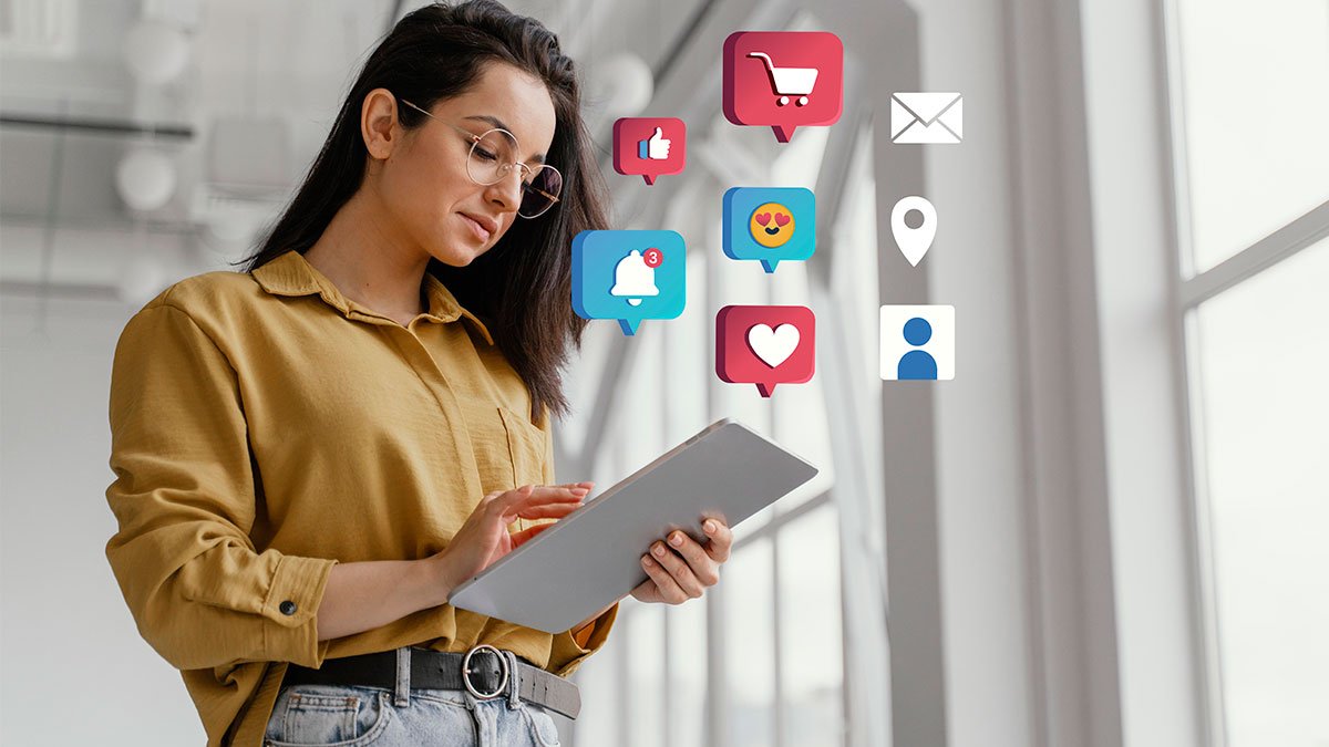Mulher usando tablet para gerenciar redes sociais como parte do posicionamento no marketing digital, com ícones de curtidas, notificações e compras.