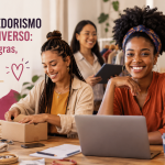 Grupo diverso de mulheres empreendedoras trabalha em um ambiente colaborativo. Em primeiro plano, uma mulher negra utiliza um notebook enquanto outra prepara embalagens para envio de produtos. Ao fundo, uma mulher asiática consulta um tablet e uma pessoa LGBTQIAPN+ organiza materiais. Elementos gráficos remetem ao empreendedorismo feminino, à diversidade, à inclusão e ao crescimento, representando mulheres negras, periféricas e LGBTQIAPN+ construindo oportunidades por meio do empreendedorismo.